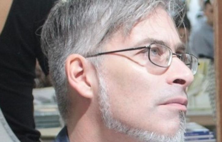 Presenta su nuevo libro.