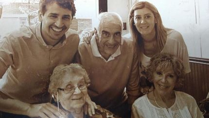 Pepa junto a algunos de sus familiares.