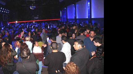 Miles de jóvenes bailan y se divierten.