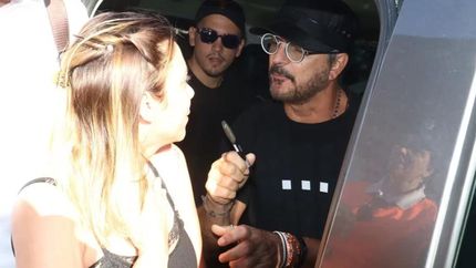 Ricardo Arjona junto a una fan.
