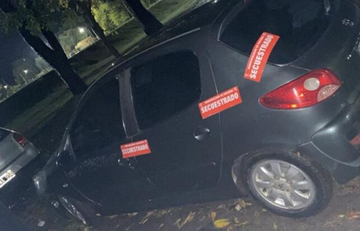 El auto robado en Lomas, recuperado por la Policía.