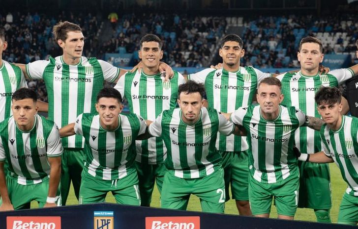 Banfield estrenó la camiseta titular.