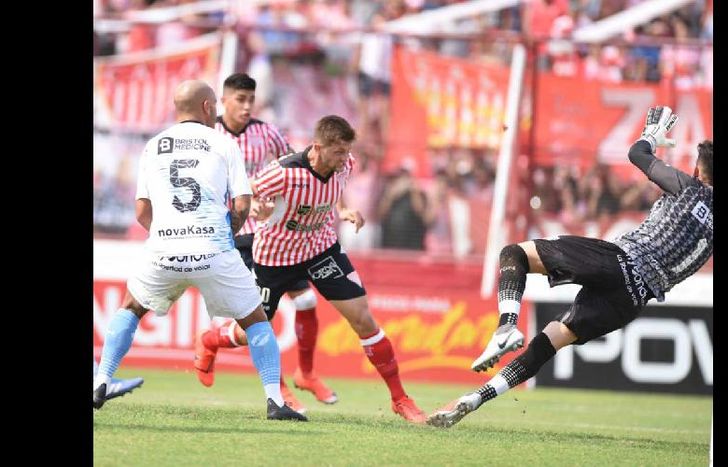 el cabezazo de Linas se convierte en gol y se desata el festejo del Milrayitas.