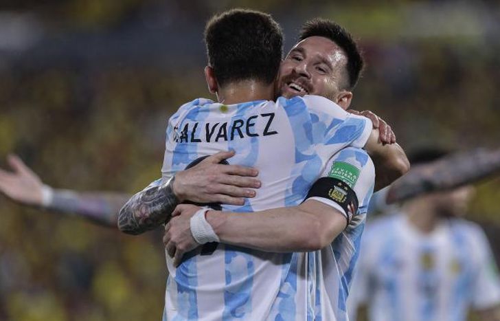 El abrazo de Messi con Álvarez tras el gol del jugador de River.