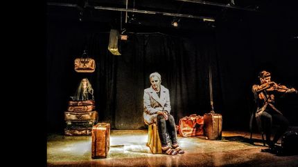 Abril Ferman es la autora de la música, y en escena se desdobla como violinista y actriz.