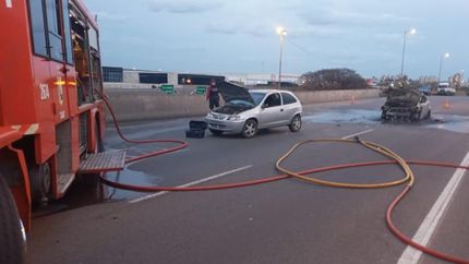 Chocaron dos autos y uno se prendió fuego.