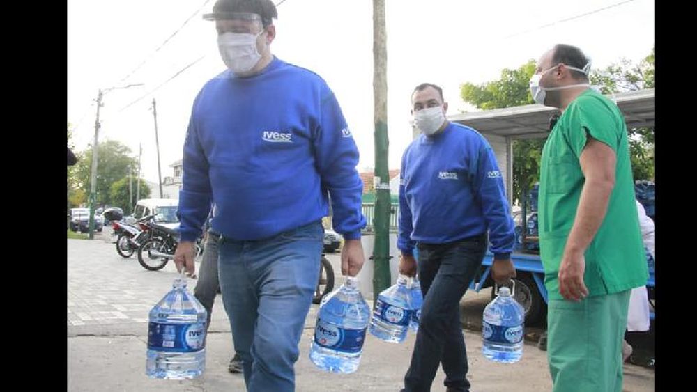 Una empresa donó bidones de agua a los hospitales Llavallol, Alende y Gandulfo
