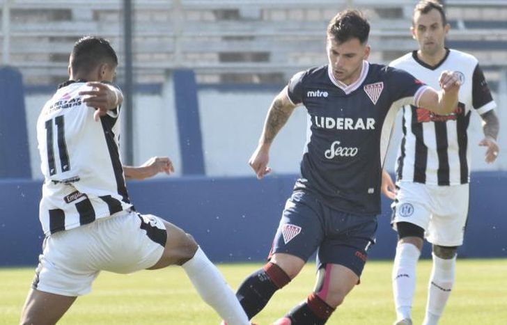 Los Andes y Fénix igualaron en la cancha de Deportivo Merlo.