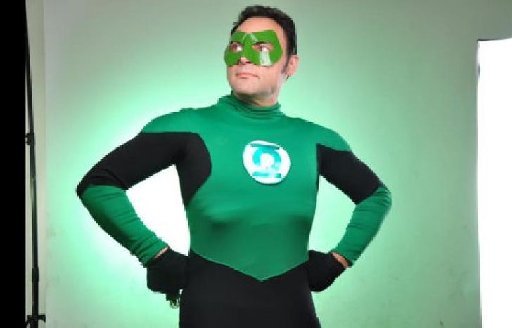 Oscar en su personaje de linterna verde.