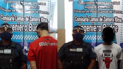 detienen a dos jovenes que robaban a peatones a bordo de un auto