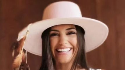 Rosi se fue al suelo.