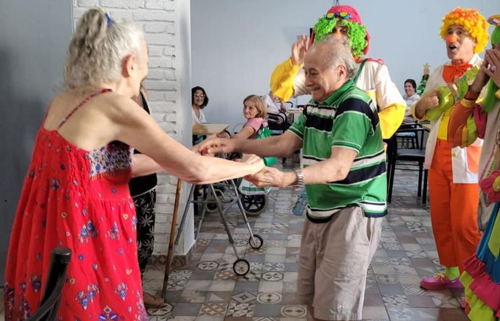 Dejaron los andadores para sumarse a bailar.