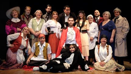 El elenco completo, listo para subir a escena y deleitar a los vecinos.