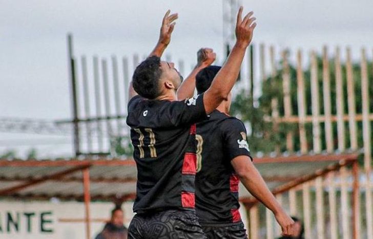 Coselli, con las manos en alto, celebra su gol.