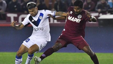Loaiza y Bou pelean por la posesión del balón. Loaiza y Bou pelean por la posesión del balón.