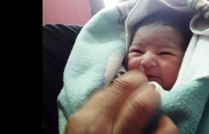 buscan a los familiares del niño que tiene apenas dos meses.