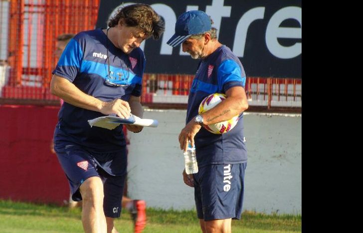 Kopriva, con su ayudante, analiza variantes para revertir el presente del equipo.