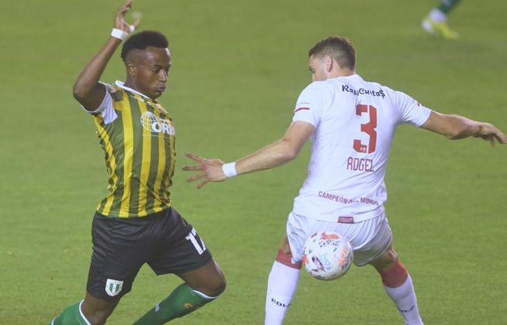 Cuero y Rogel se disputan la posesión de la pelota.