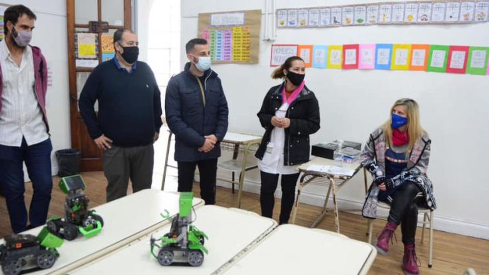 Las escuelas recibirán más de 300 kits de robótica.