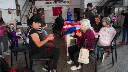 Jubilados tejen ropa de abrigo y gorros para chicos de jardines y merenderos.