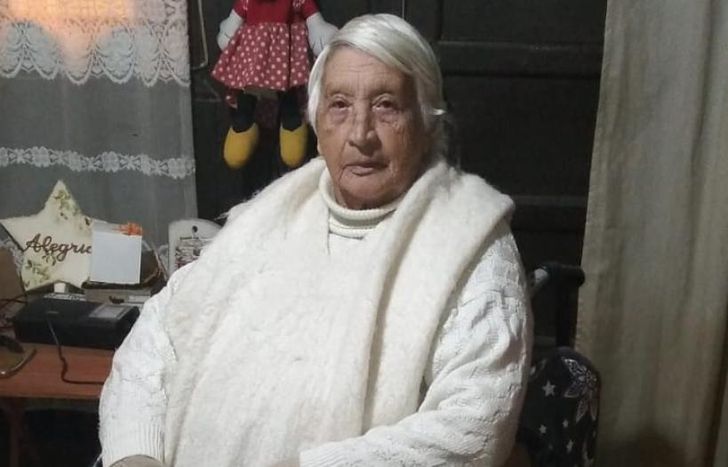 Álida se mostró muy agradecida y sorprendida por la donación de ropa.