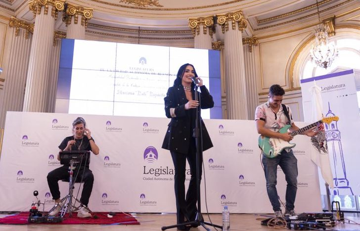 También tocó en vivo.