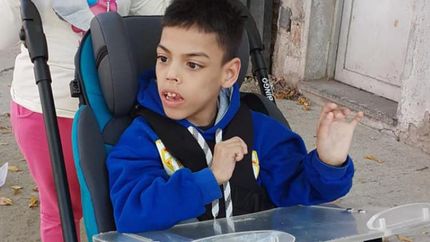 Ayer le entregaron la silla que esperaban desde enero. Ayer le entregaron la silla que esperaban desde enero.