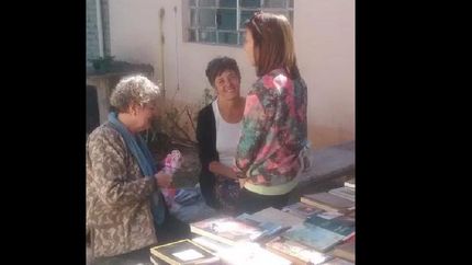 solidaridad de la biblioteca cortazar: canjean un alimento por un libro