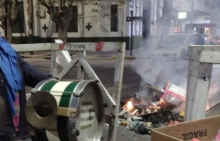 Vecinos de Banfield cortaron la calle para visibilizar su reclamo por falta de luz.