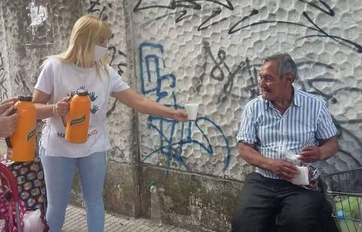 Extender una mano para ayudar a los que más lo necesitan.