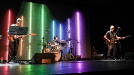 La sala tiene capacidad para 450 personas.