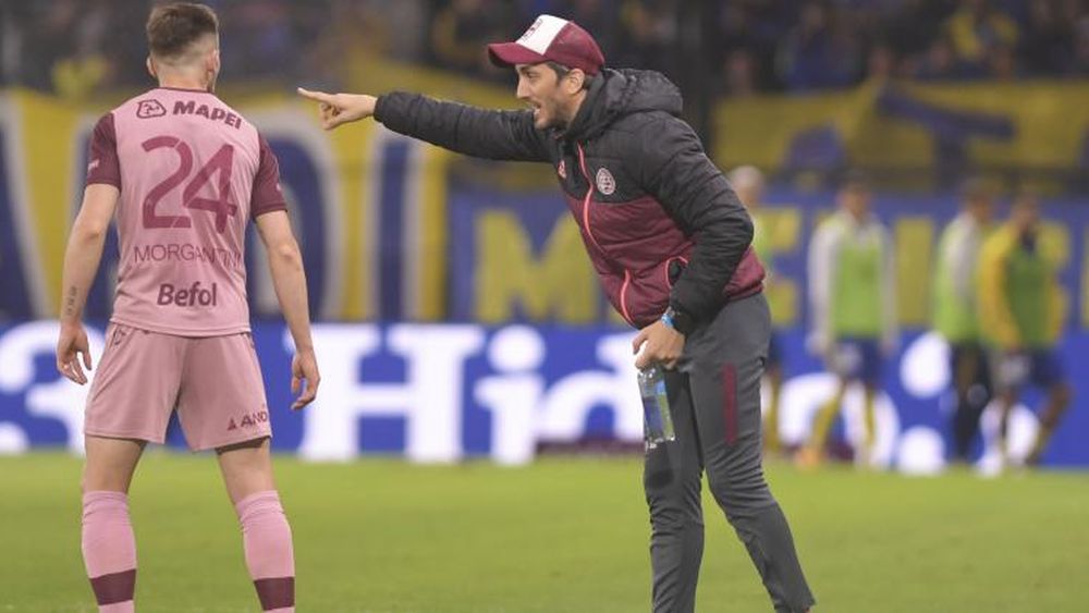Zubeldía le da indicaciones a Morgantini.