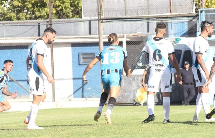 Temperley sufre el gol de Falabella.