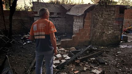 Defensa Civil en el lugar del incendio.
