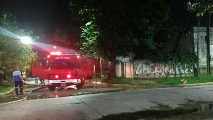 Los Bomberos de Lomas trabajaron en el lugar.