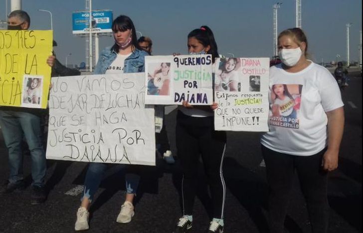 Los familiares de Daiana Castillo cuando cortaron Puente La Noria