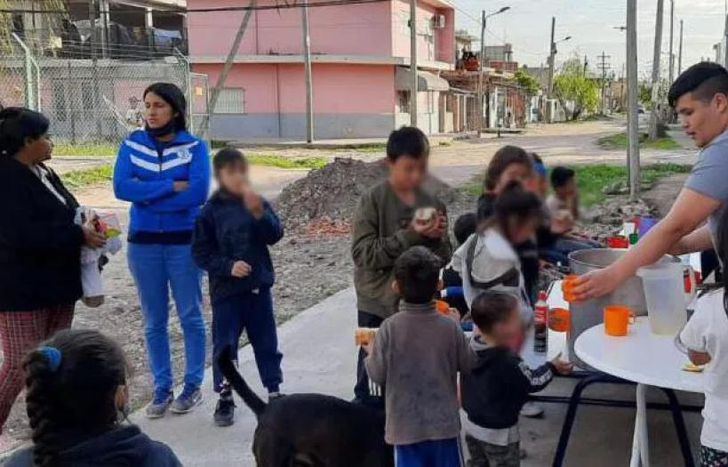 Los jueves, Pequeños Gigantes repartirá viandas con la cena.