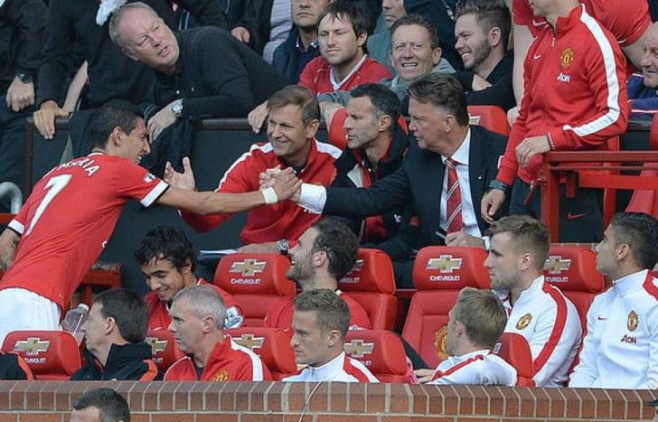 Di María y van Gaal, y un apretón de manos que duró muy poco.