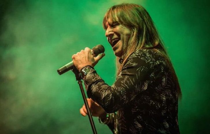 Se presenta con su banda.