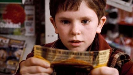 Una escena de Charlie y la Fábrica de Chocolate.