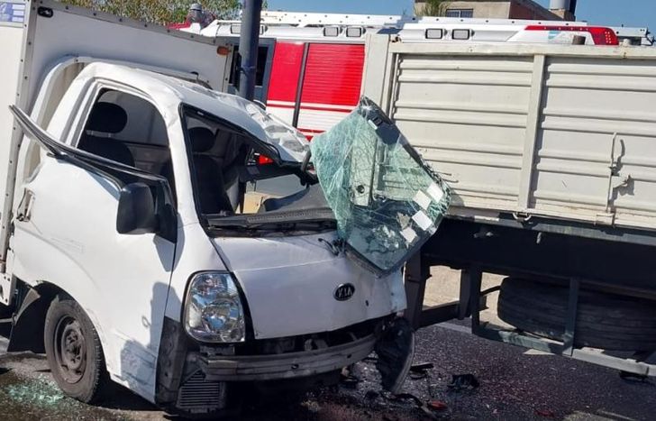 La camioneta chocó de frente con un camión que estaba estacionado.