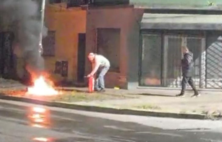 Un vecino apagó el incendio con un matafuegos.