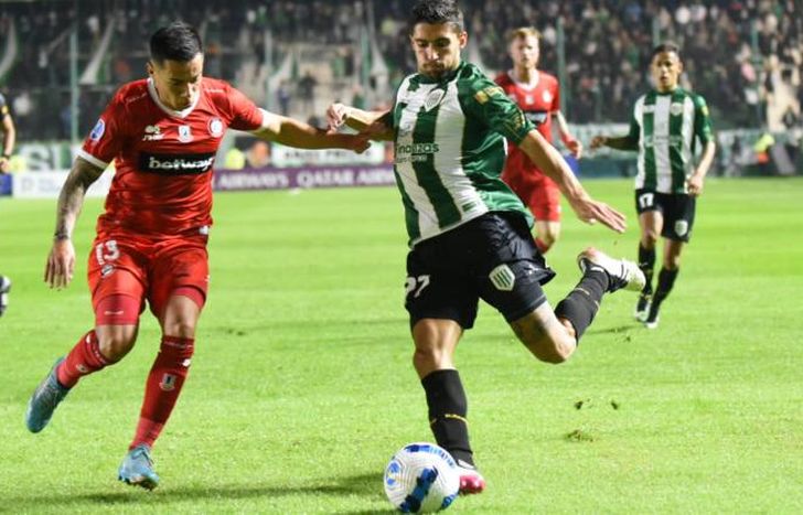 Juan Álvarez a punto de sacar el remate.