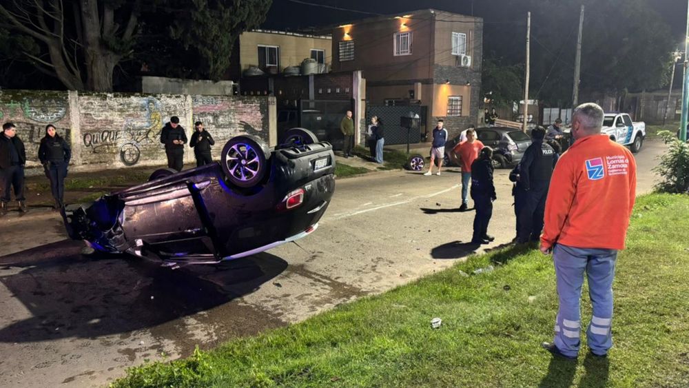 El auto terminó volcado tras el choque en Temperley. El auto terminó volcado tras el choque en Temperley.
