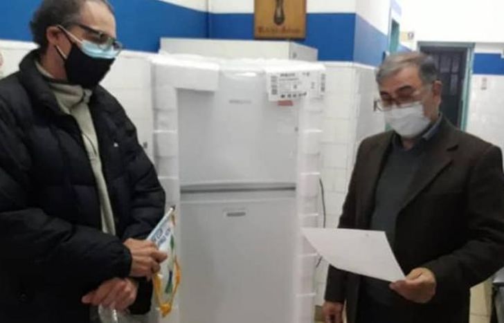 En la entrega de la heladera para la Sala Ricci.