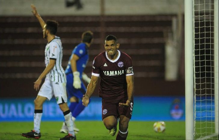Lanús fue una sombra del equipo que acostumbra pero tuvo a Sand para salvarlo.