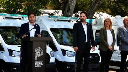 El gobernador entregó 199 ambulancias para distintos municipios