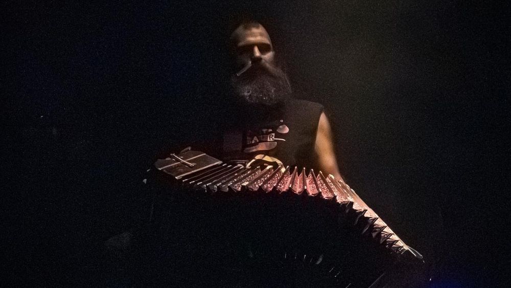 Manu Barrios, en vivo.