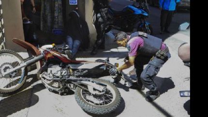Todo comenzó cuando los efectivos intentaron identificarlos pero los delincuentes escaparon a bordo de una moto.