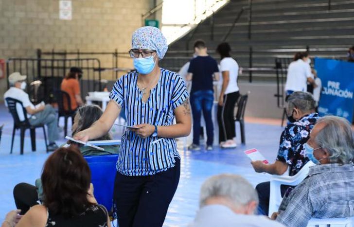 El plan de vacunación, la contracara de la crisis.